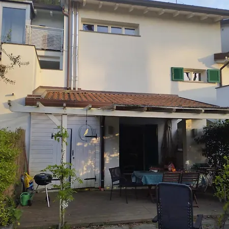 Casa Tra Mare E Montagna A Dei Marmi Сasa de vacaciones
